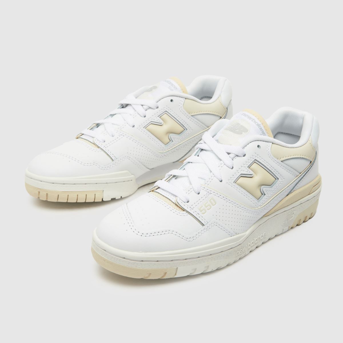 New Balance bb550 cipők fehér és bézs színben
