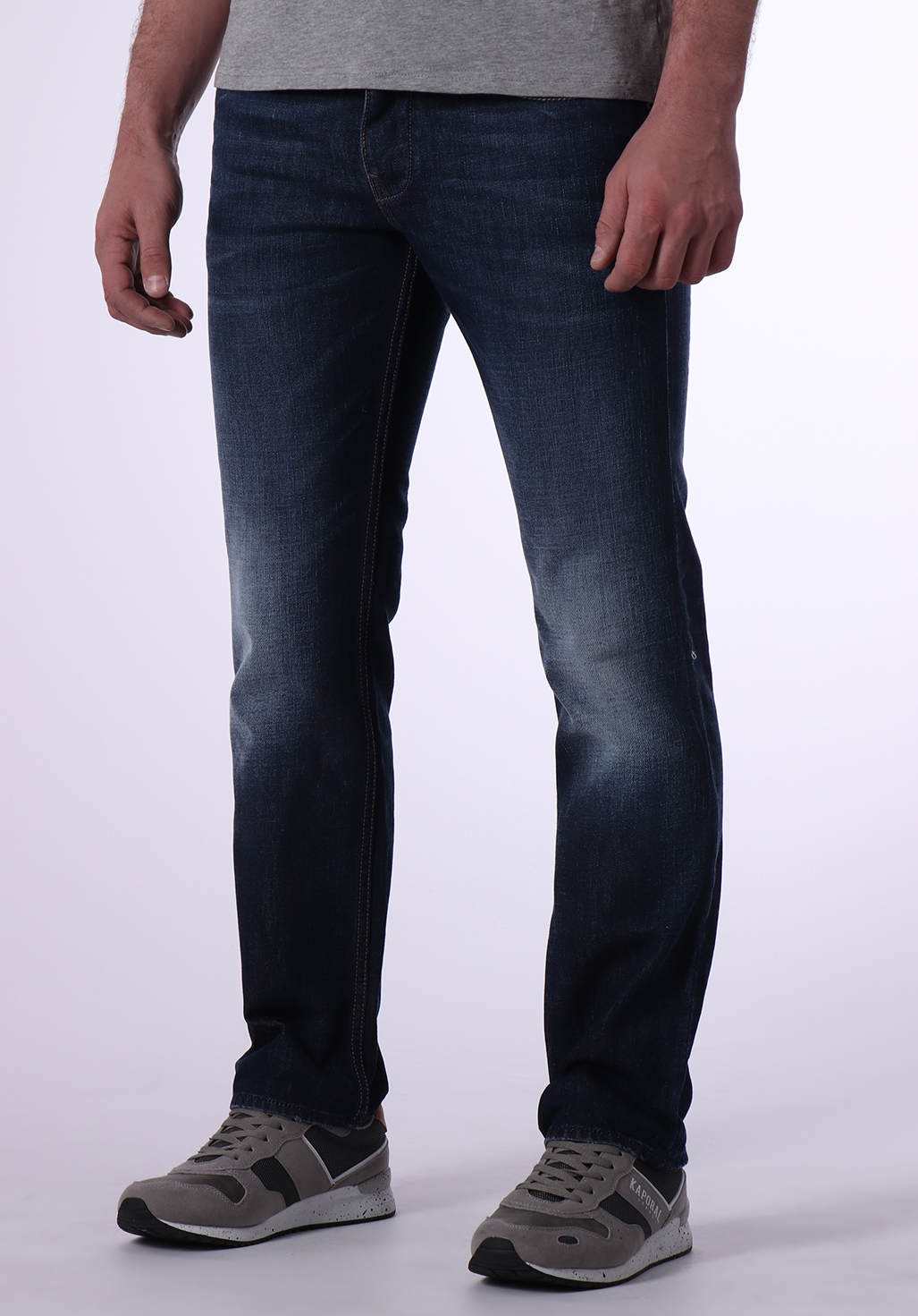 AMBRR  Jean bleu délavé, coupe droite