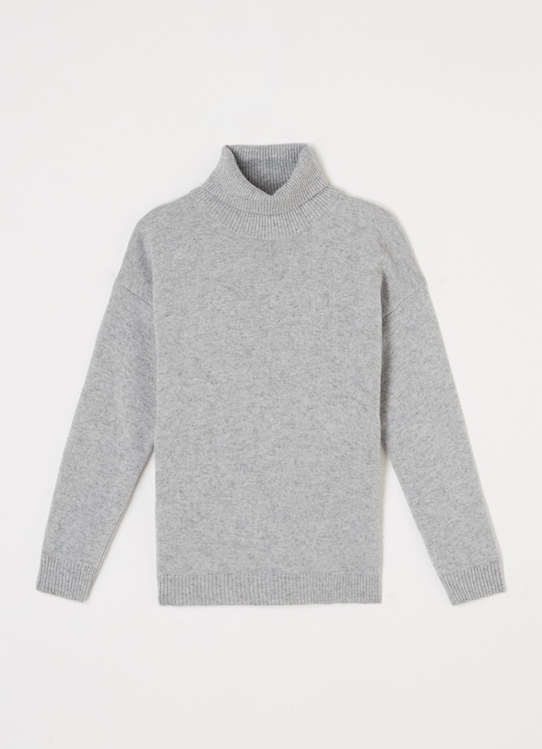 Un pulover cu guler înalt de la Benetton, confecționat dintr-un tricot fin cu un amestec de lână.