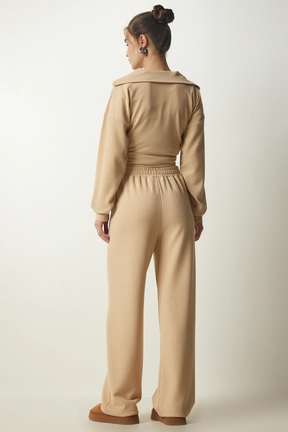 Happiness İstanbul  Cremefarbenes geripptes Strickblusen- und Hosen-Set für Damen EW00004