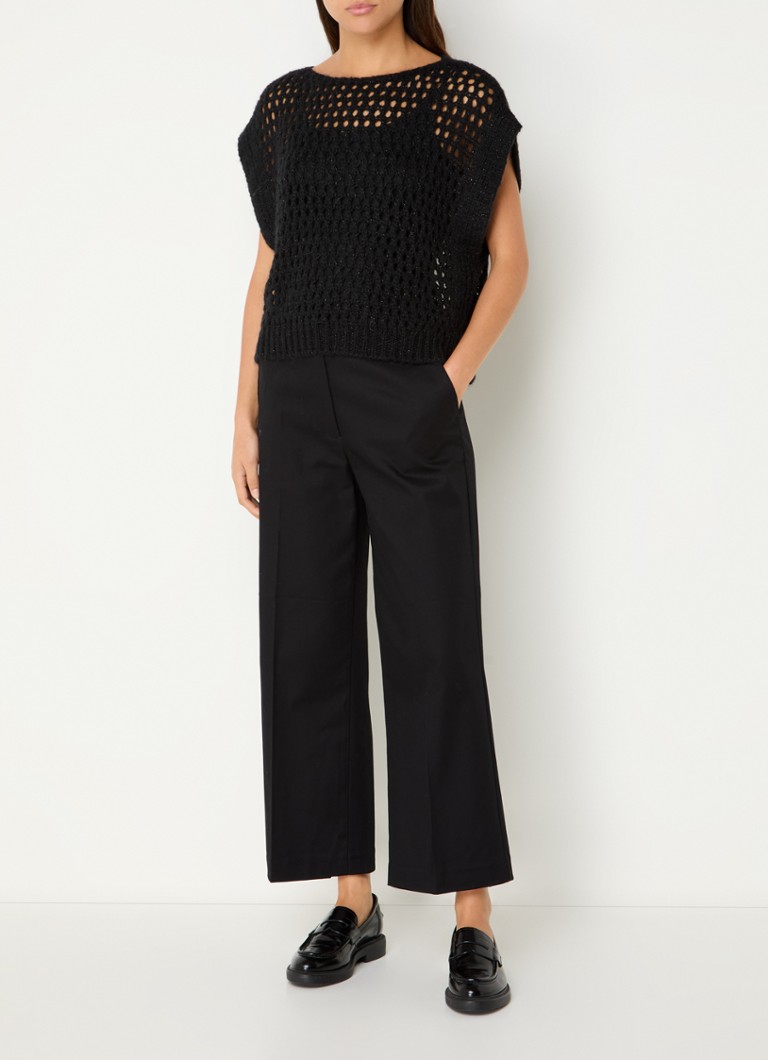 Pantaloni scurți chino Benetton, lejeri, cu talie înaltă, și buzunare laterale.
