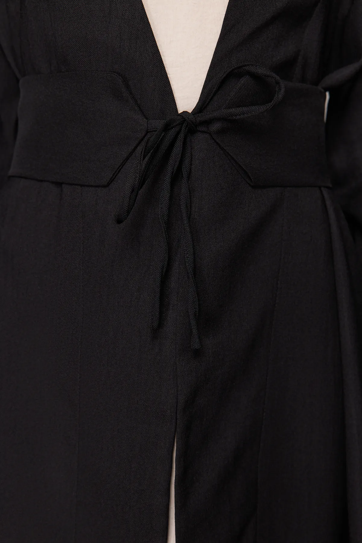 Trendyol Modest  Schwarzer gewebter Kimono und Kaftan in Leinenoptik mit Bindedetail an der Taille TCTSS24KK00001