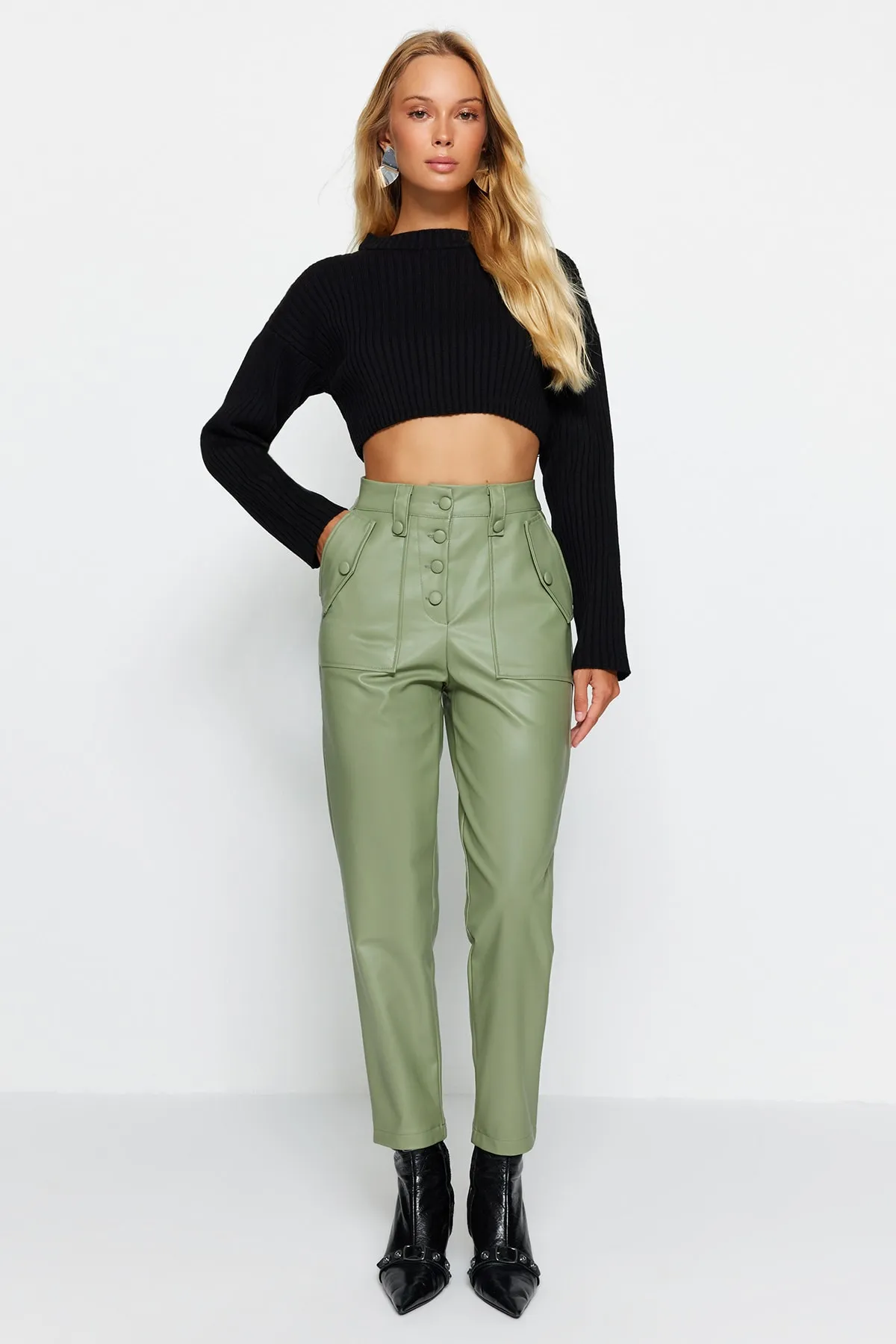 Trendyol Collection  Grüne Karottenhose aus gewebtem Kunstleder mit Knopfleiste vorne TWOAW22PL0083
