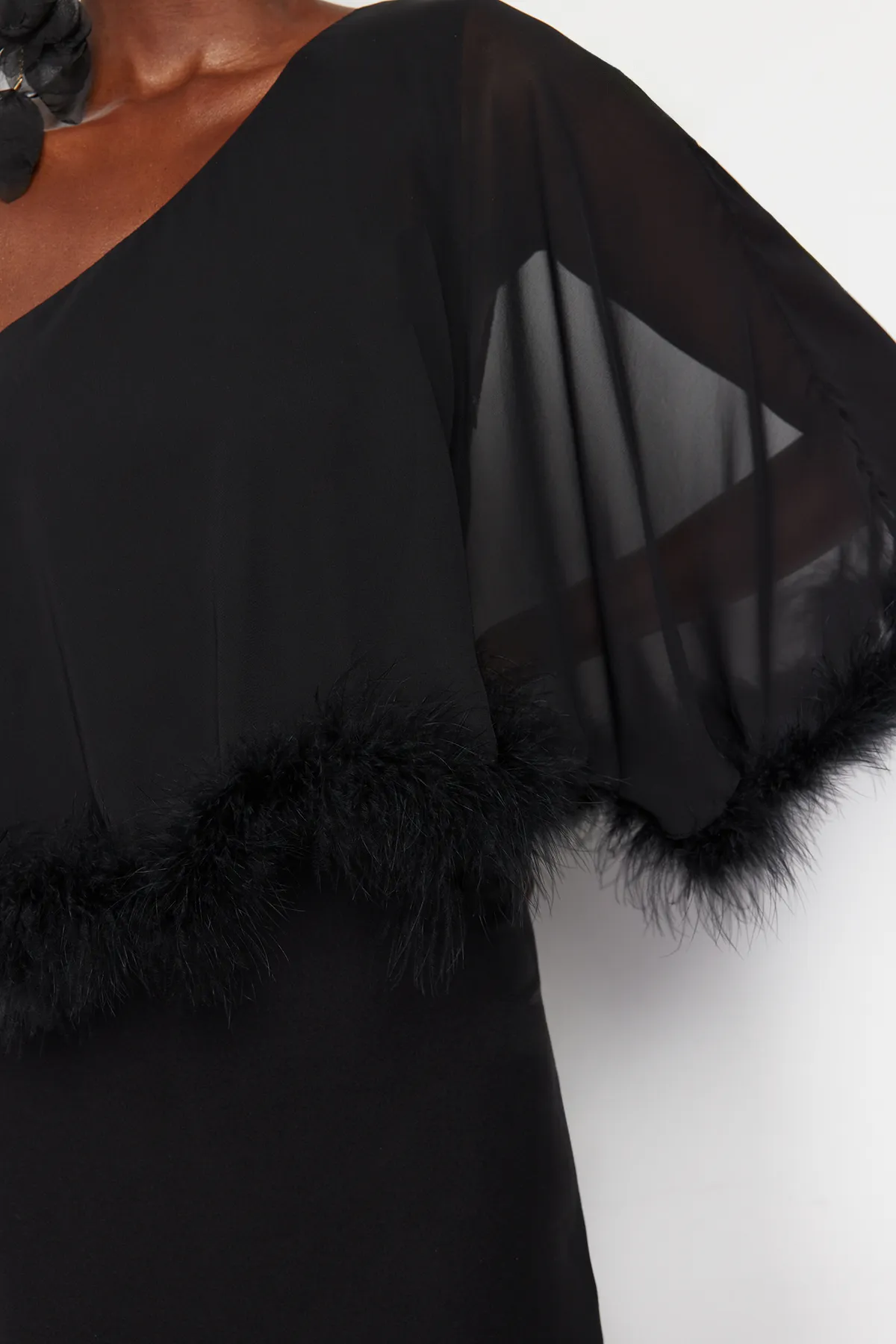 Trendyol Collection  Schwarzes, figurbetontes, gewebtes, durchbrochenes langes Abendkleid TPRSS24AE00004