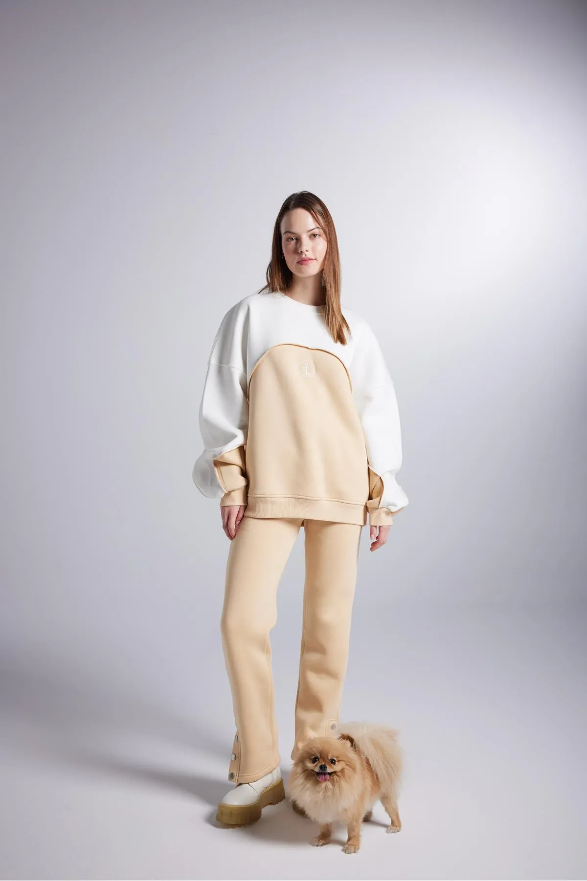 HOLLY LOLLY  Erhöhter 3-Faden-Stoff mit Druckknopfverschluss, elastisch, gerader Schnitt, Nola-Jogginghose, Beige