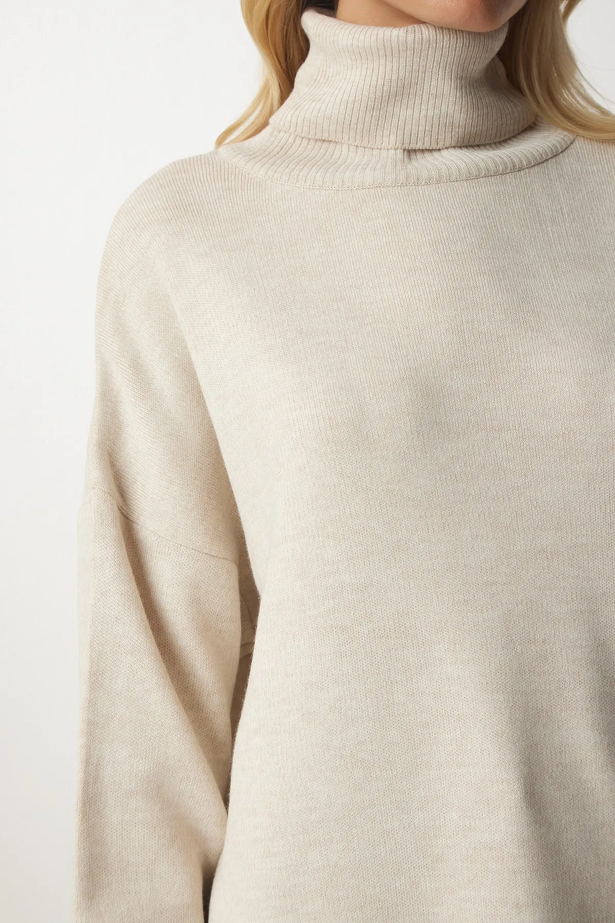 Happiness İstanbul  Beiges Rollkragen-Sweatshirt aus Strick in Übergröße für Damen BV00084