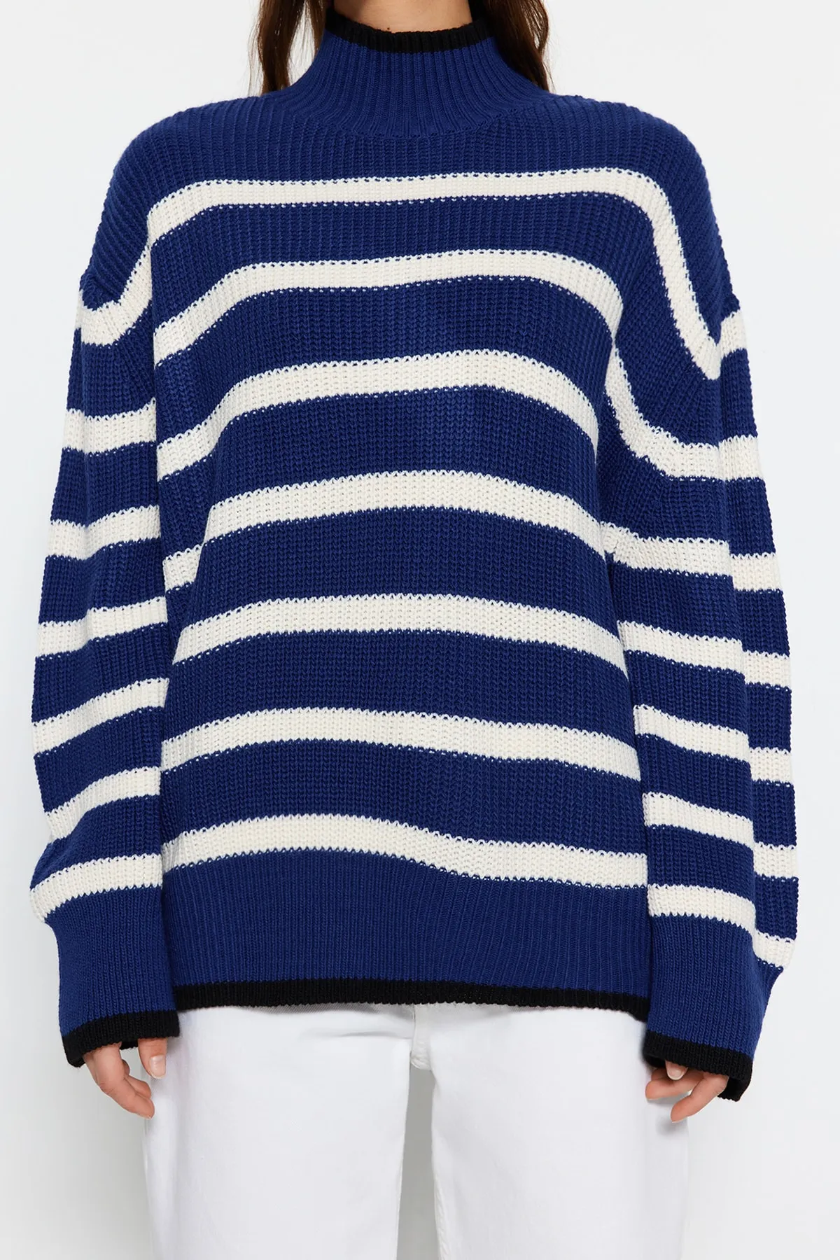 Trendyol Collection  Blauer, gestreifter Strickpullover mit weiter Passform TWOAW23KZ01446