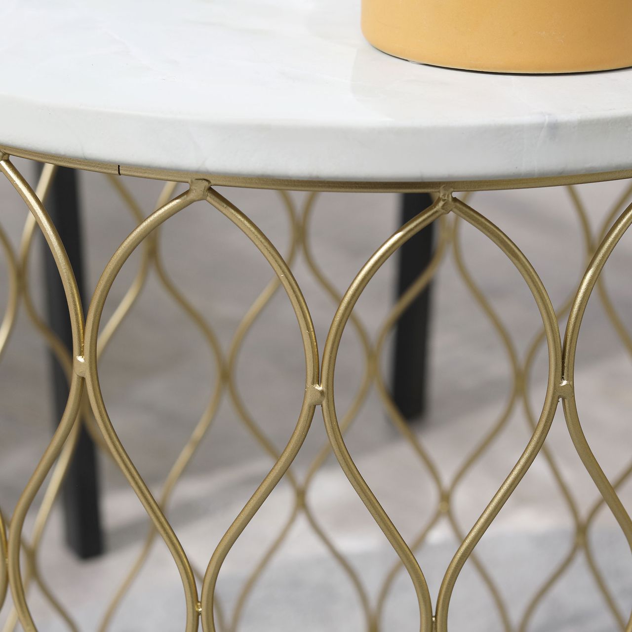 Outsunny 2er-Set Gartentisch Beistelltische Couchtische Retro Drahtkorb Metallkorb Garten Satztisch Gartenmöbel Outdoor Balkon Stahl Gold   Weiß Ø41 x 46 cm