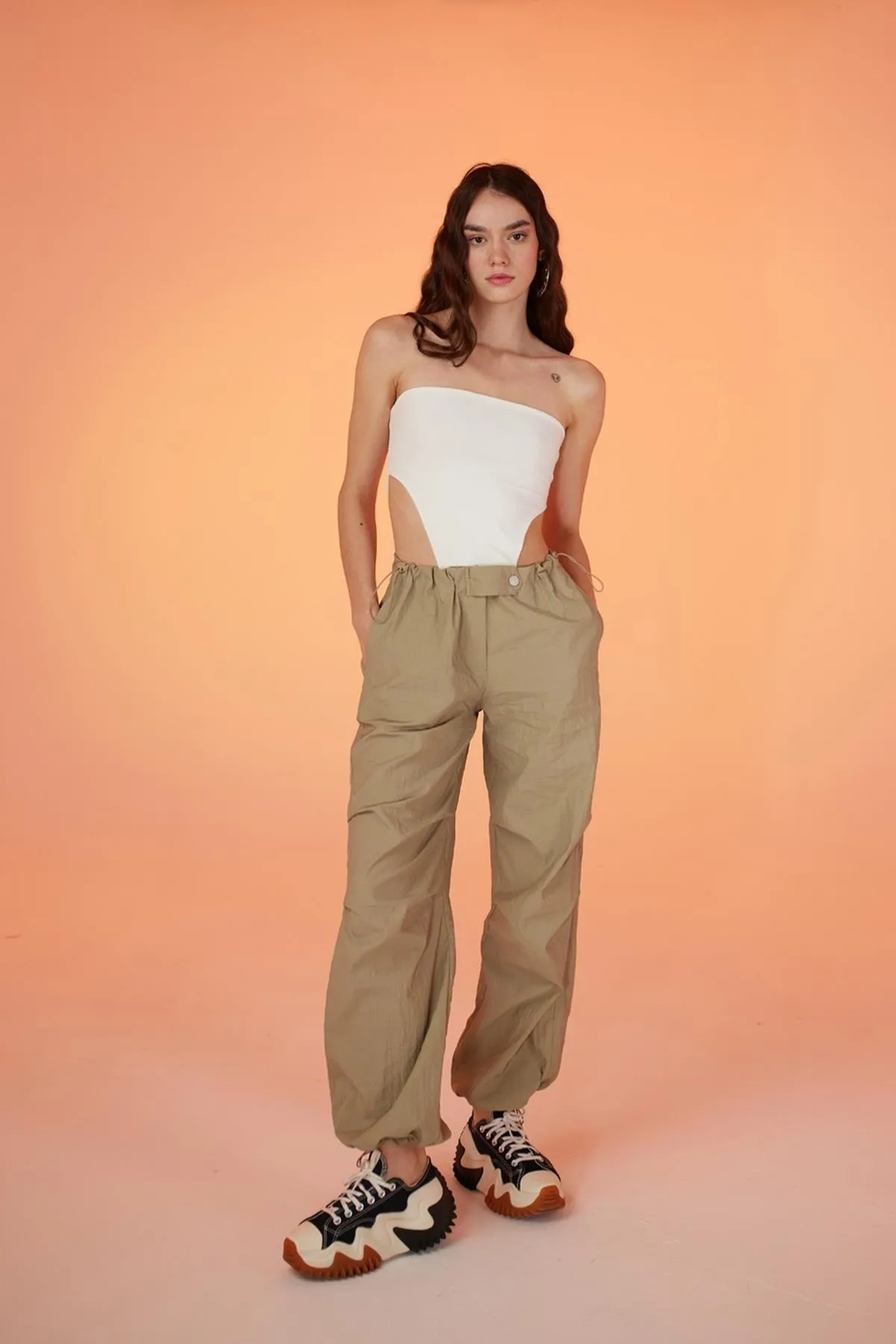 HOLLY LOLLY  Elastische Fallschirmhose mit verstellbarer Taille und Beinen in Beige