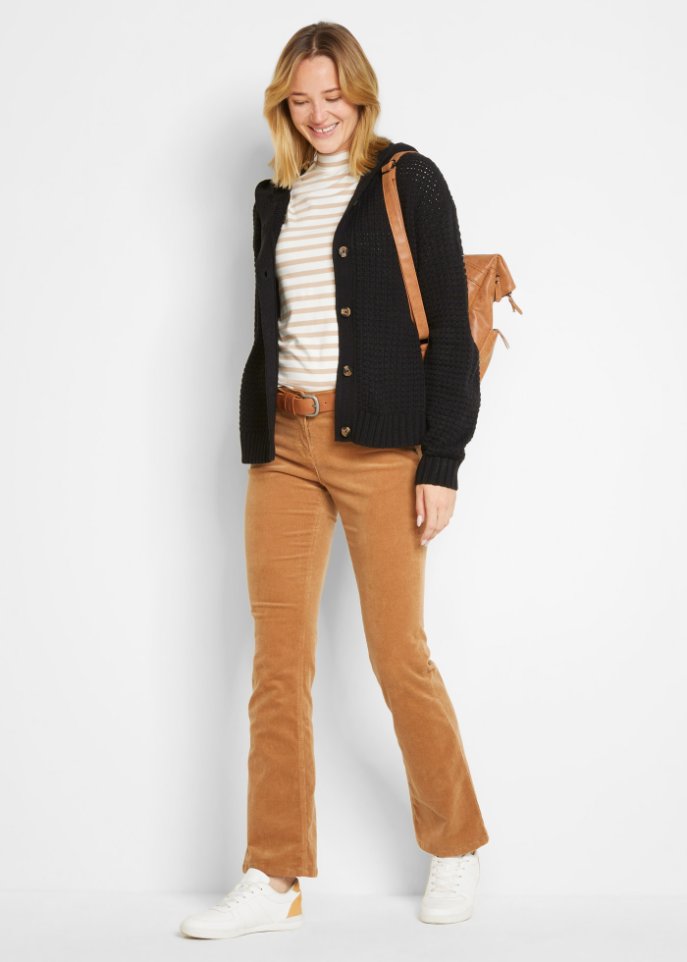 Strickjacke mit großen Knöpfen und Kapuze