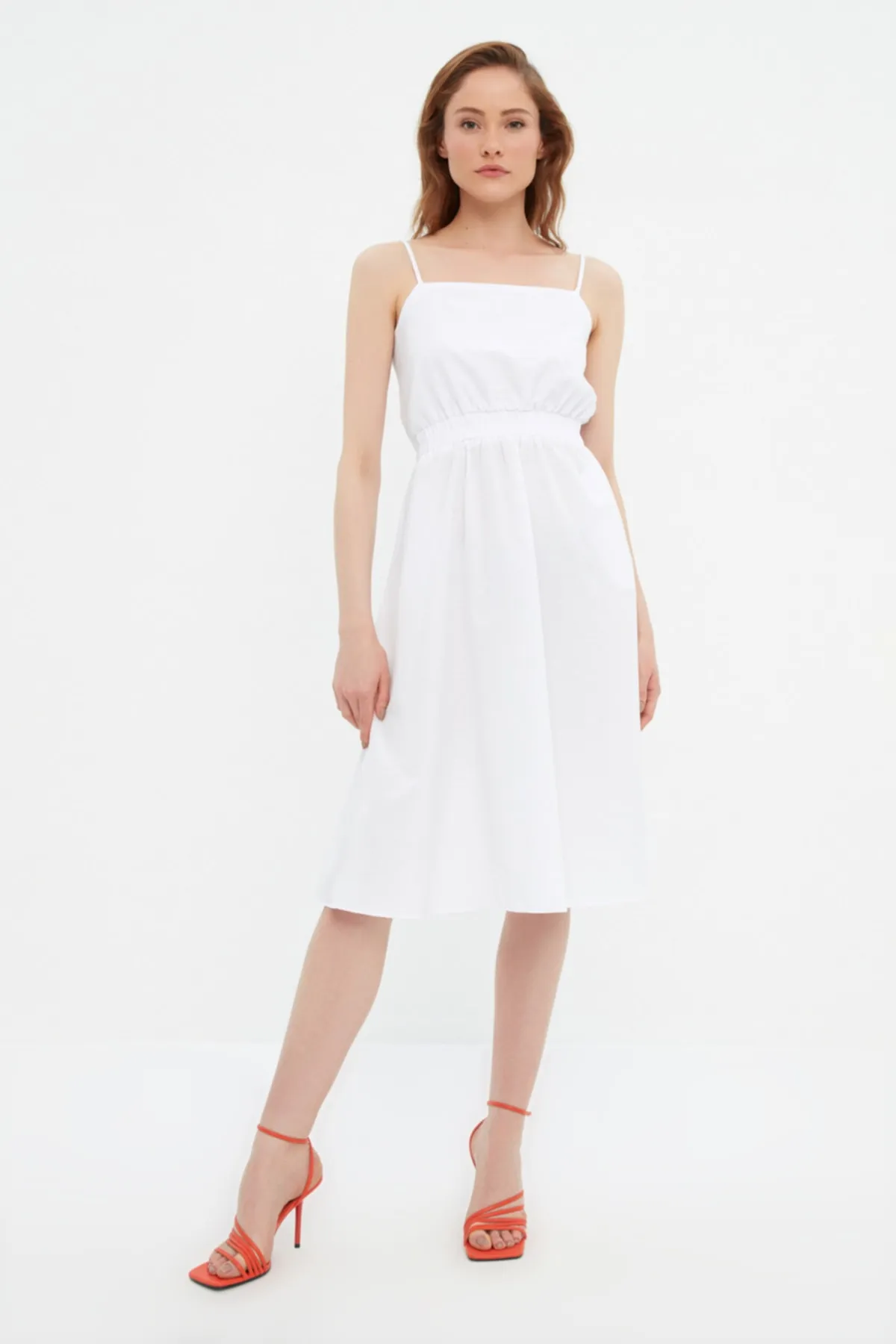 Trendyol Collection  Weißes gewebtes Trägerkleid TWOSS22EL2419