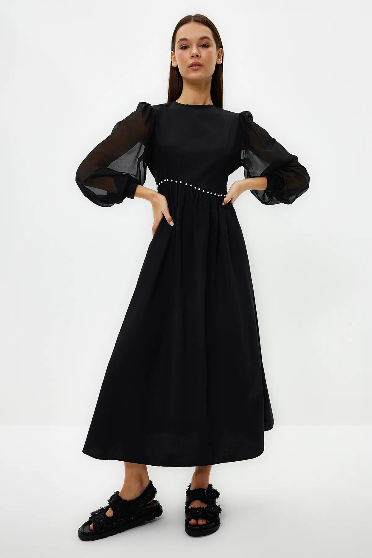 Trendyol Modest  Schwarzes Abendkleid mit Chiffon-Taille und Perlendetails TCTSS24DB00005