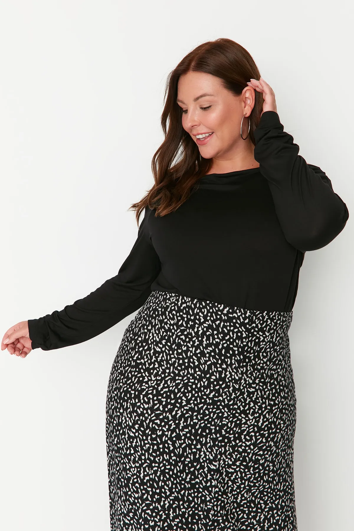 Trendyol Curve  Schwarze Strickbluse mit Carmenkragen TBBAW23AF00031