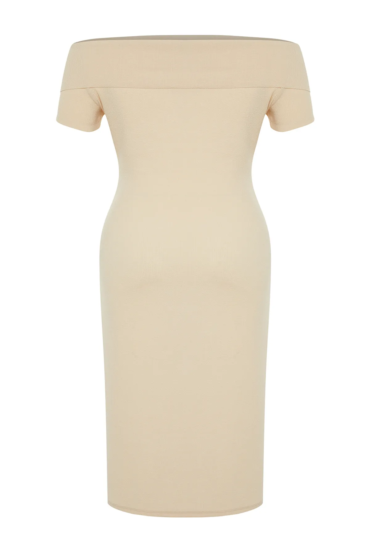 Trendyol Curve  Beigefarbenes, figurbetontes/tailliertes, geripptes Midikleid mit Carmenkragen und weicher Struktur, flexibles Strickkleid TBSSS24AH00163