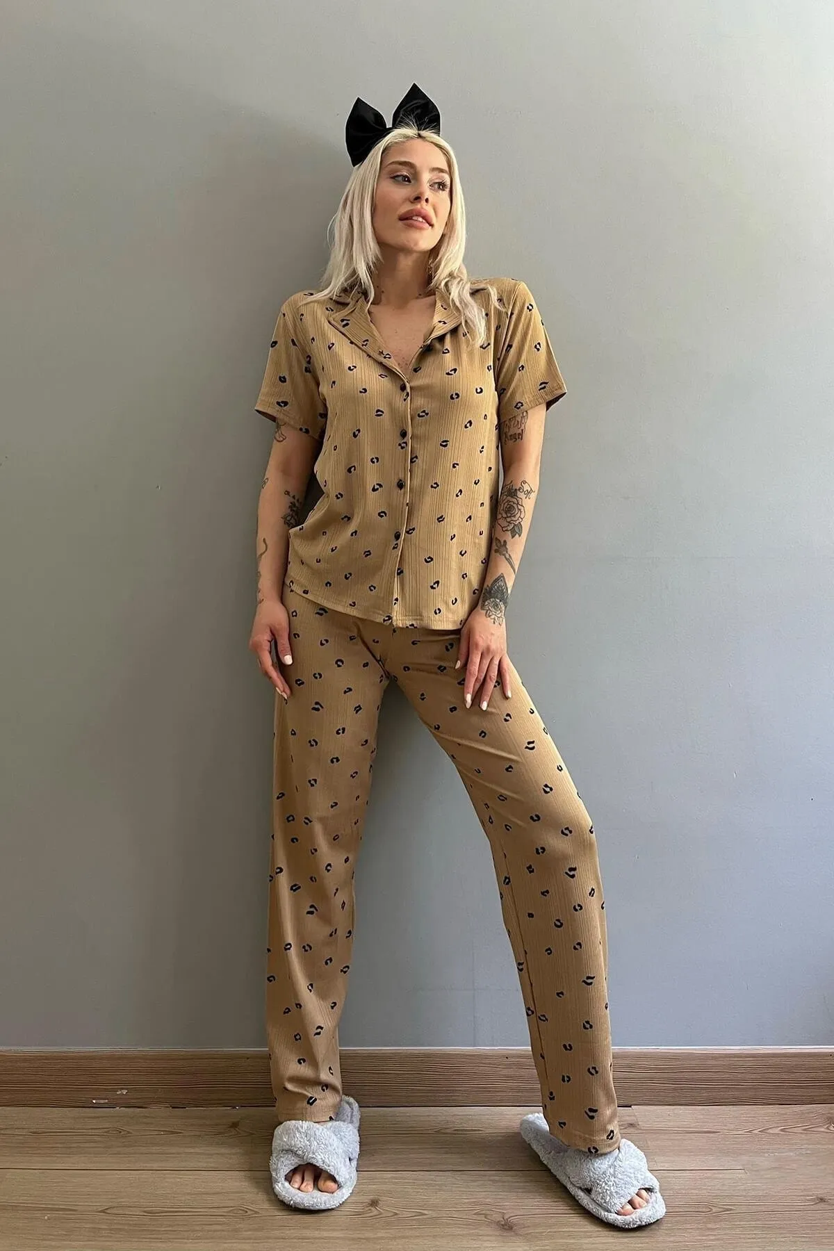 Pijamaevi  Braunes Kisses Damen-Pyjama-Set aus gestrickter Vorderseite mit Knöpfen und kurzen Ärmeln