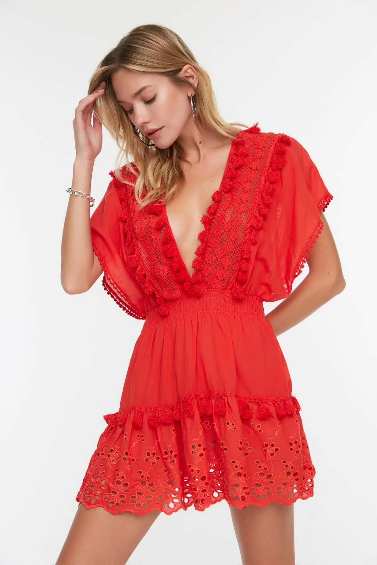 Trendyol Collection  Rotes Mini-Strandkleid aus 100 % Baumwolle mit gewebter Stickerei und detailliertem Detail TBESS21EL1248