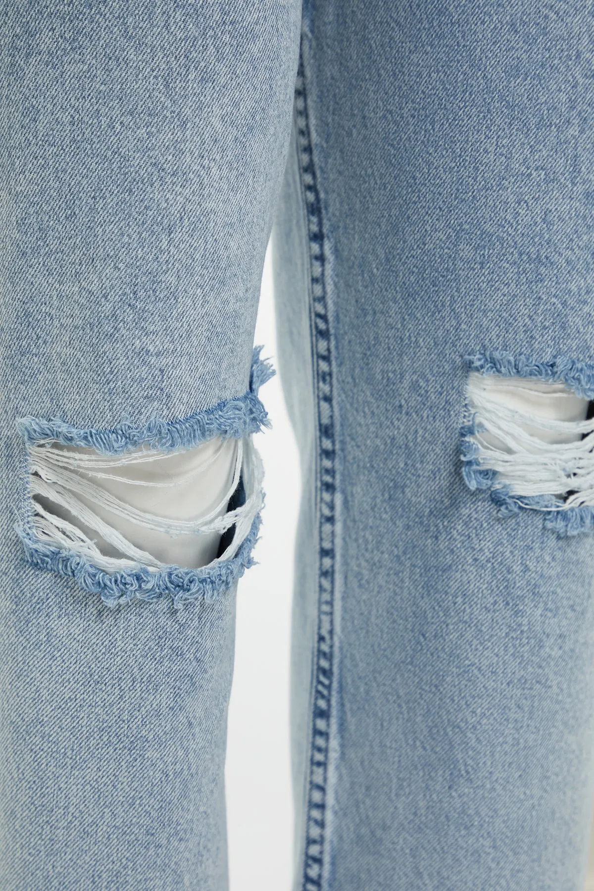Trendyol Curve  Hellblaue Mom-Fit-Jeans mit hoher Taille und detailliertem Destroyed-Effekt TBBSS23CJ00019