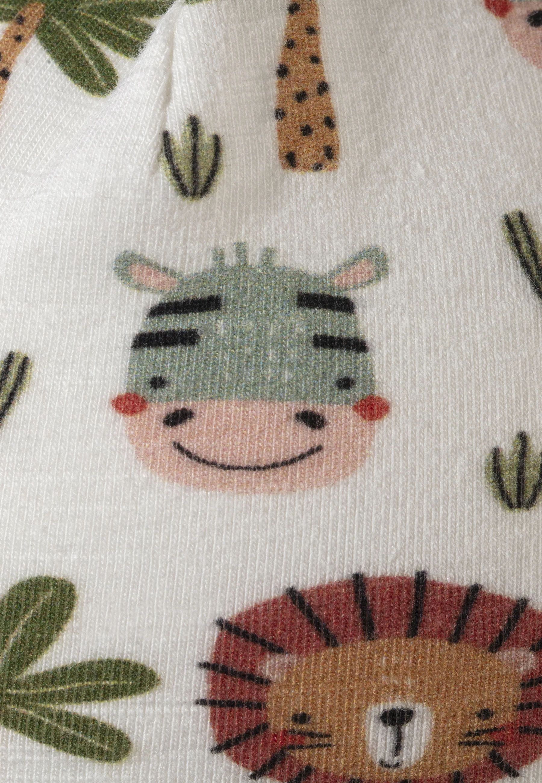 Beanie bedruckt mit niedlichen Safari-Tieren in ecru