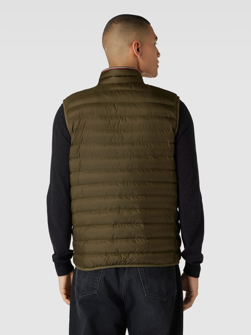 Steppweste mit Logo-Stitching in olivgrün