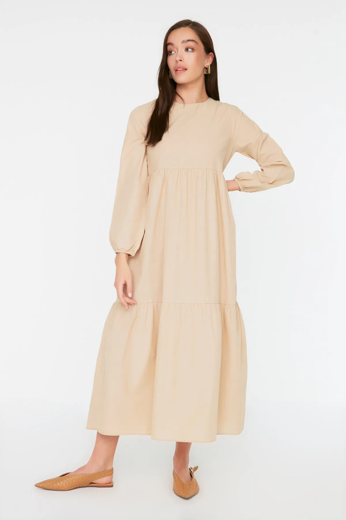 Trendyol Modest  Beiges, gewebtes Kleid aus Baumwolle mit weitem Schnitt und Raffung TCTSS21EL3406
