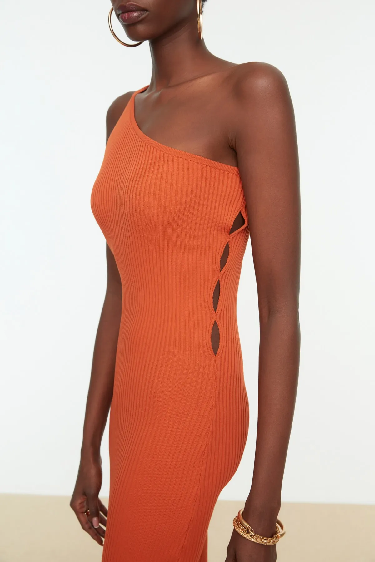 Trendyol Collection  Elegantes Abendkleid aus gefliestem Dekolleté-Strickstoff TPRSS22EL0485