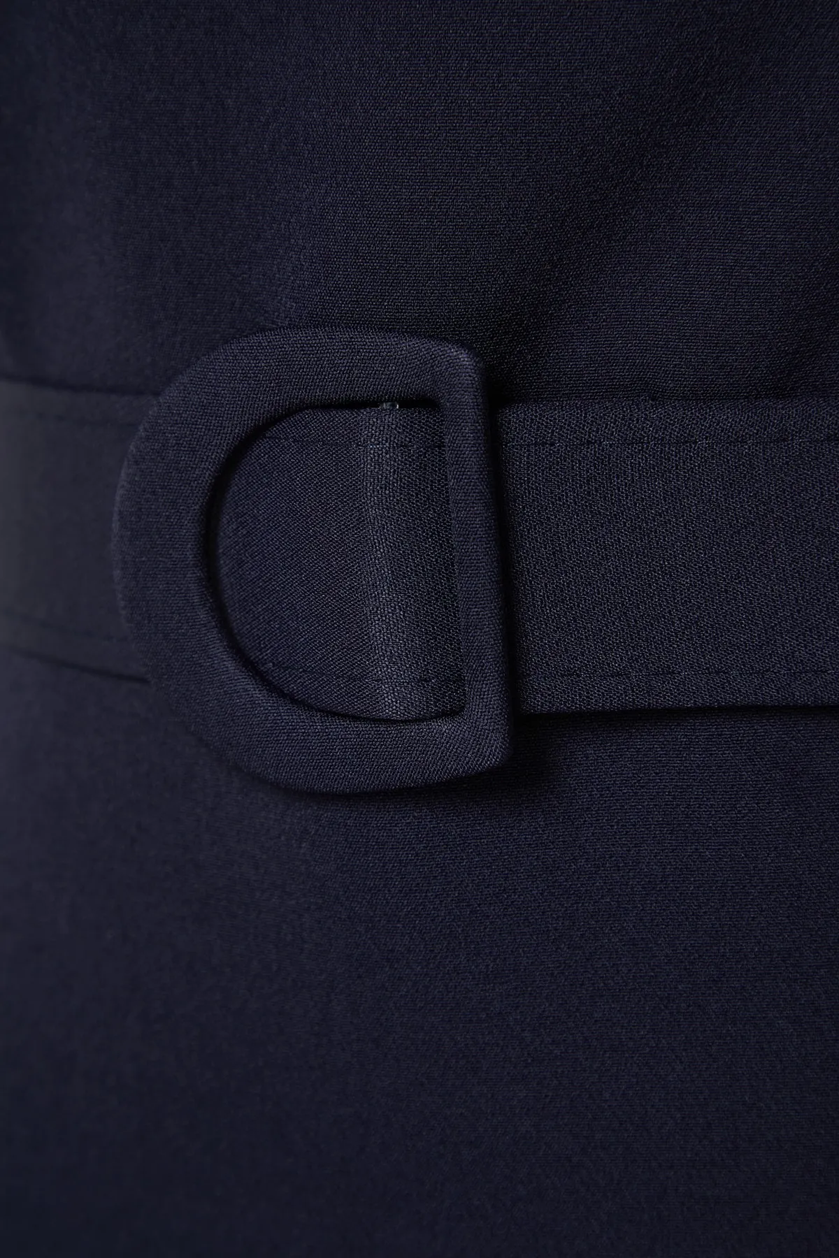 Trendyol Collection  Marineblaues Kleid mit gewebten Trägern und Gürtel TWOSS23EL02033