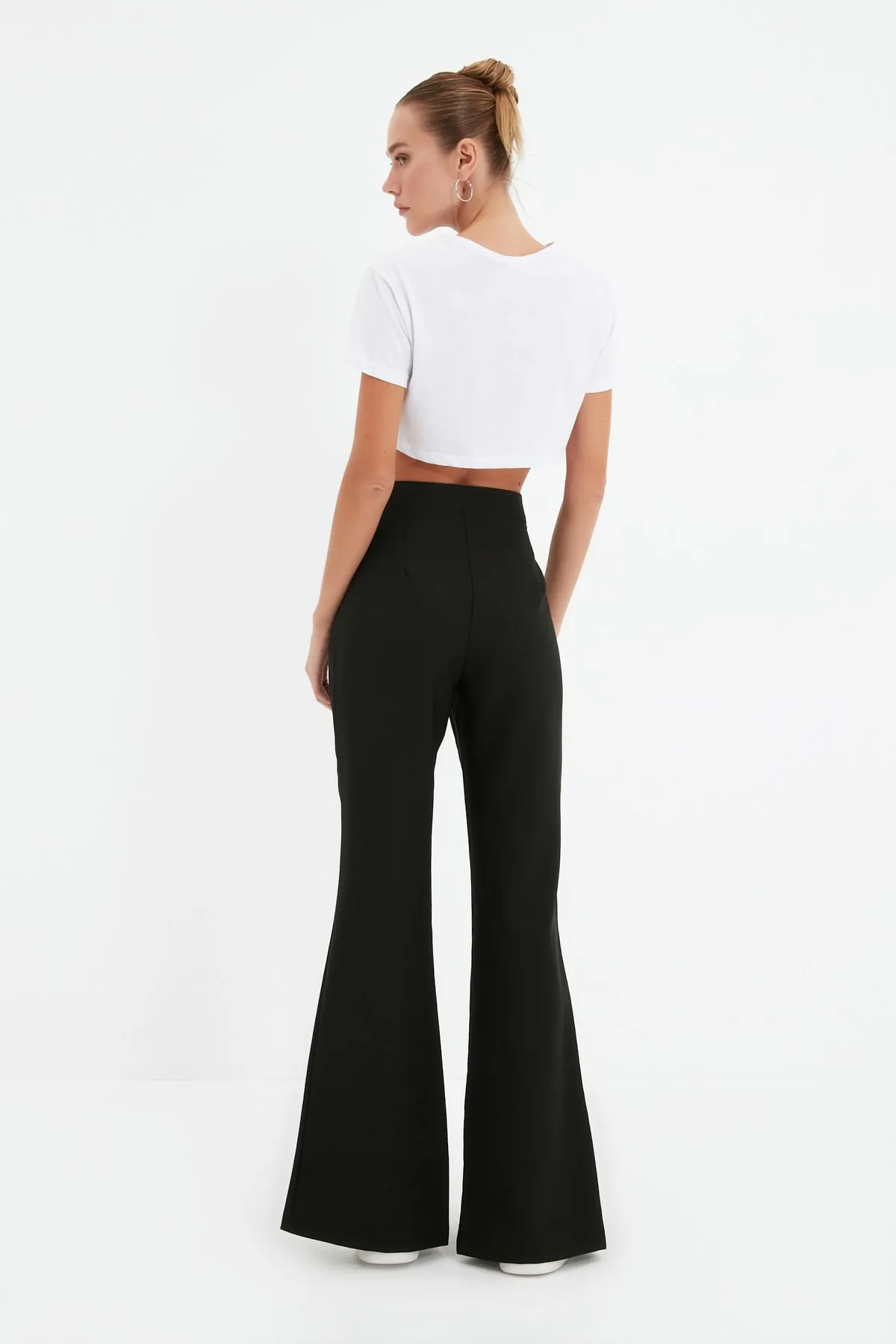 Trendyol Collection  Schwarze, gewebte Hose mit ausgestelltem Bein, Schlitz und detailliertem Schnitt TWOAW22PL0046