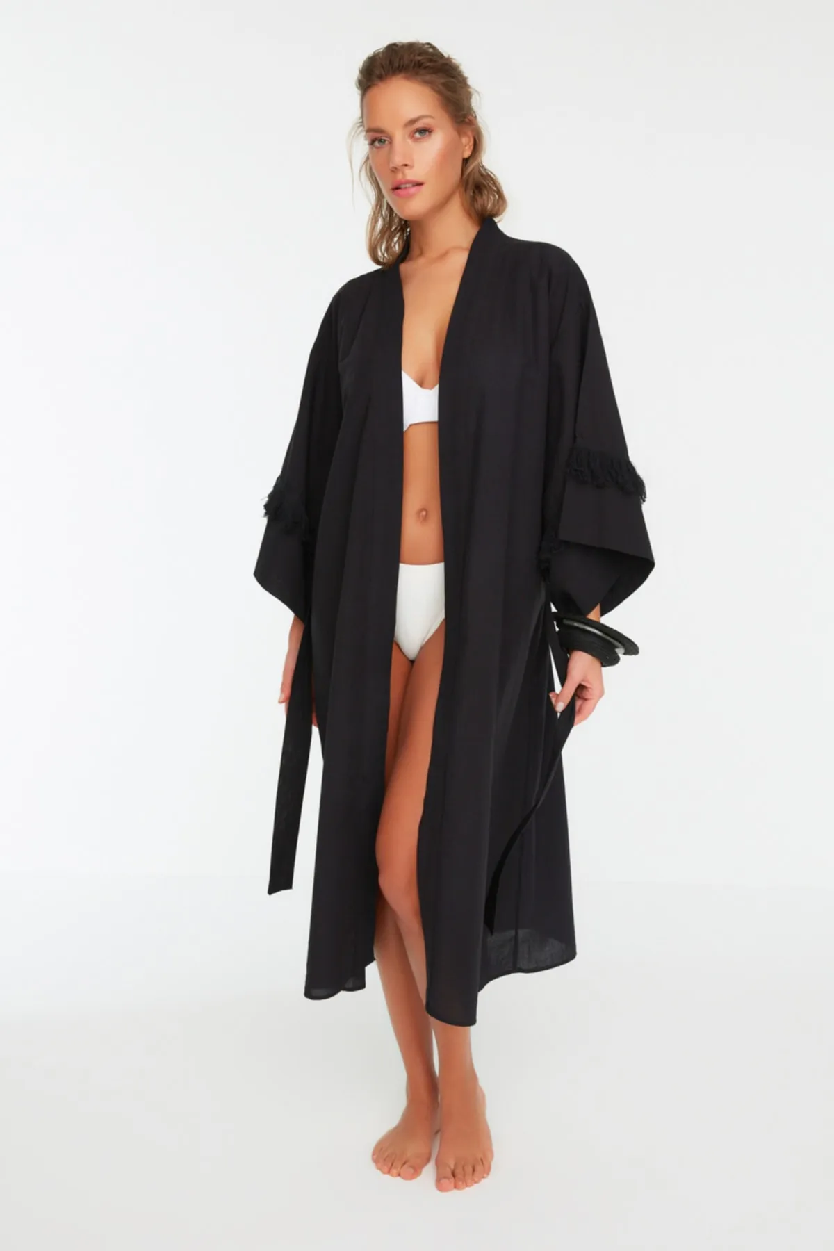 Trendyol Collection  Schwarzer Maxi-Kimono und Kaftan aus 100 % Baumwolle mit Gürtel und Quasten TBESS22KM0046