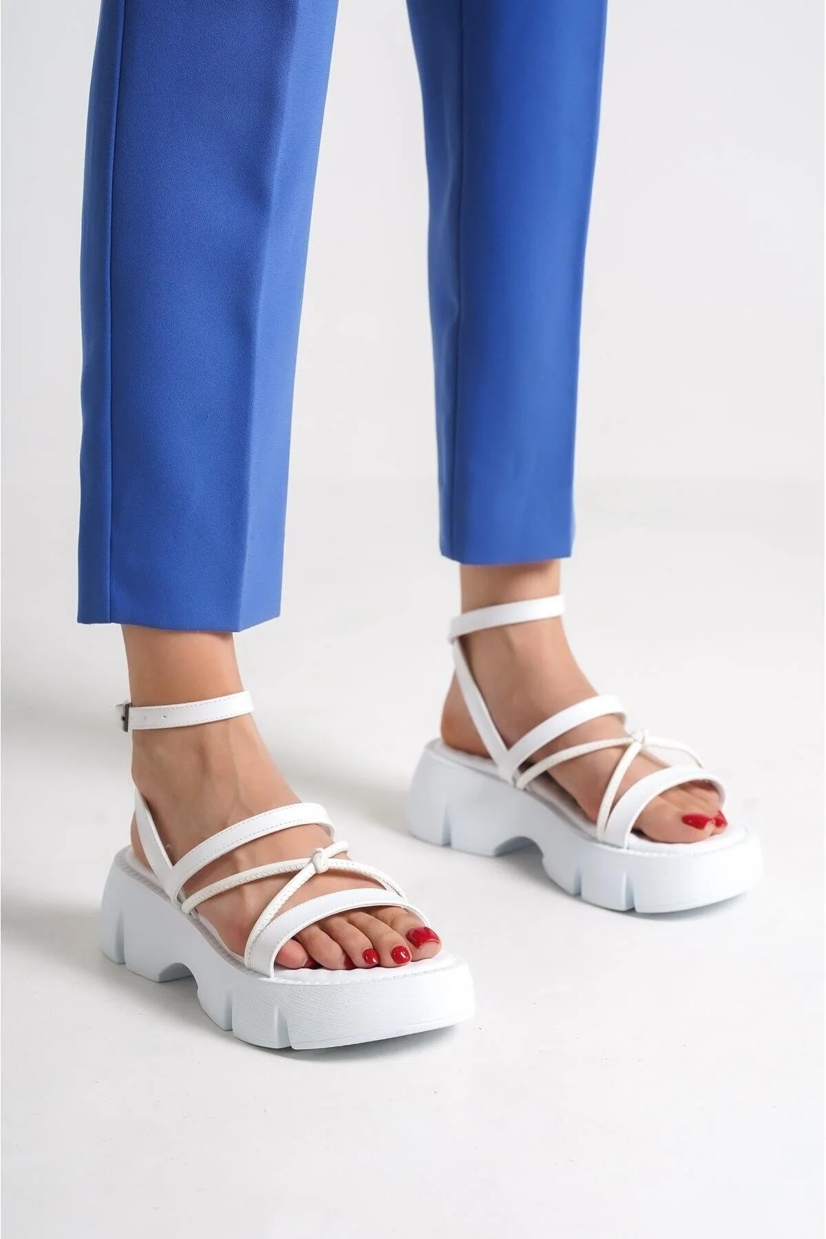 Capone Outfitters  Capone Damen-Sandalen mit dickem Sohlen-Knöchelriemen und bequemer Sohle in Weiß
