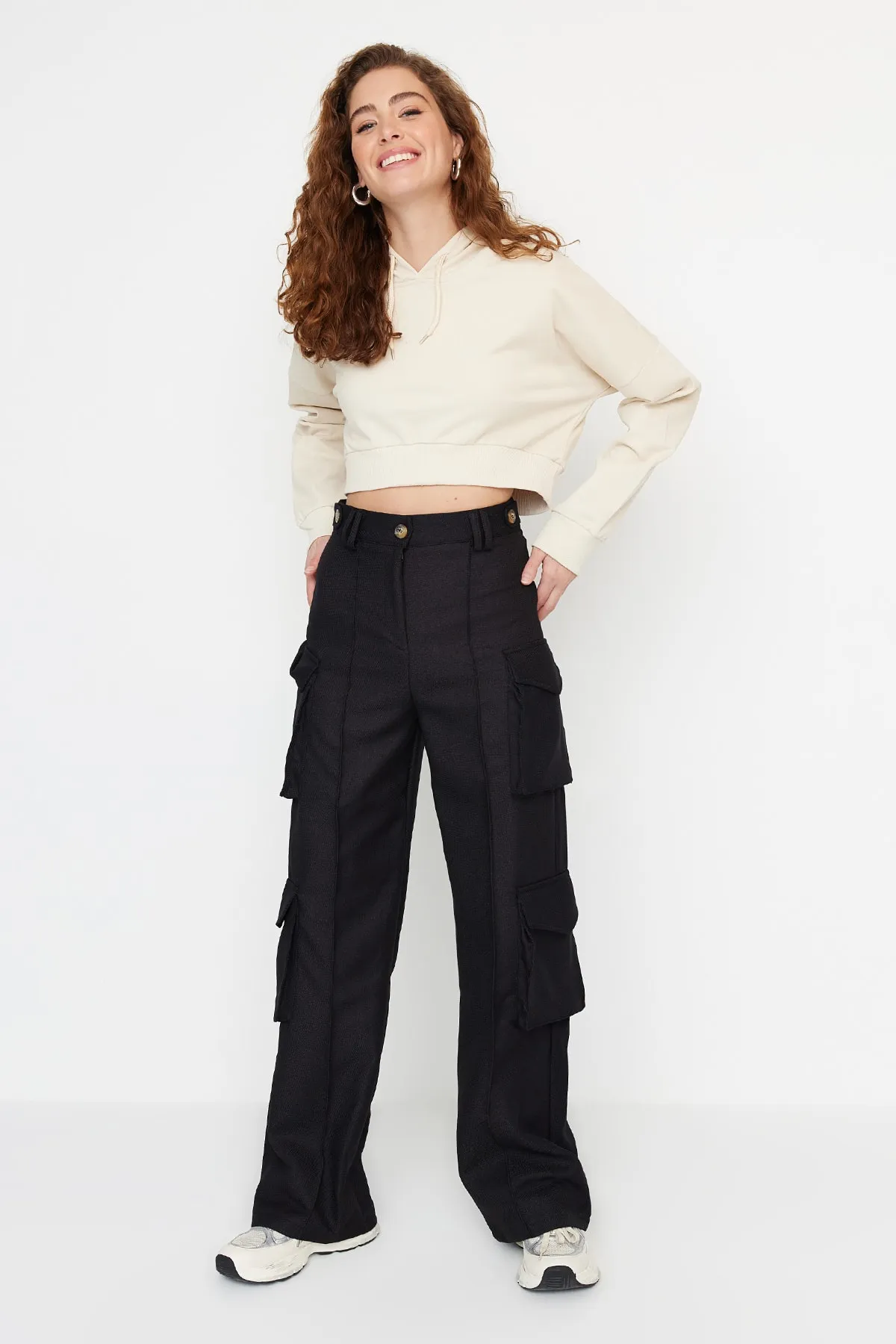 Trendyol Collection  Schwarze gewebte Cargohose mit hoher Taille und Taschen TWOAW23PL00373