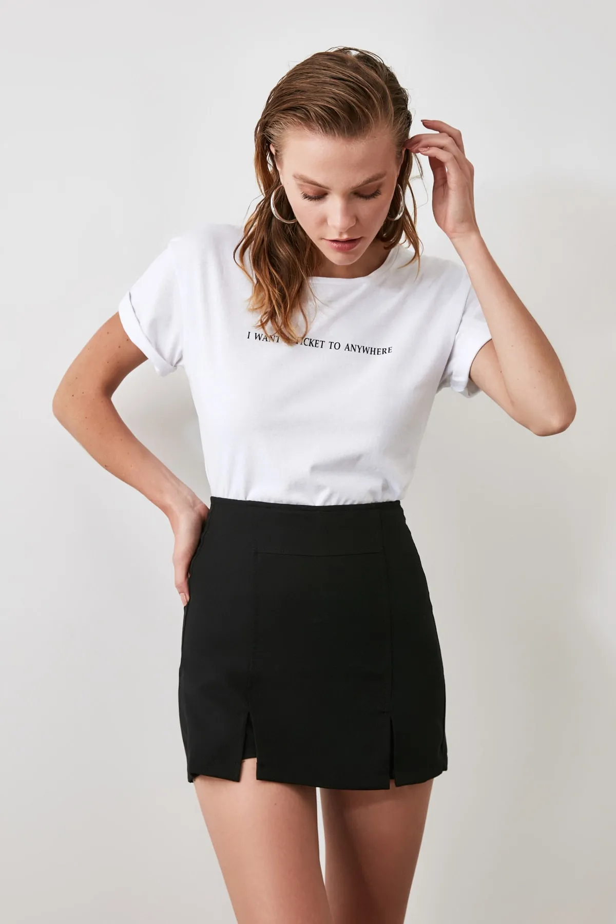 Trendyol Collection  Schwarzer, doppelt geschlitzter, superminilanger, gewebter Shorts-Rock TWOSS20SR0364