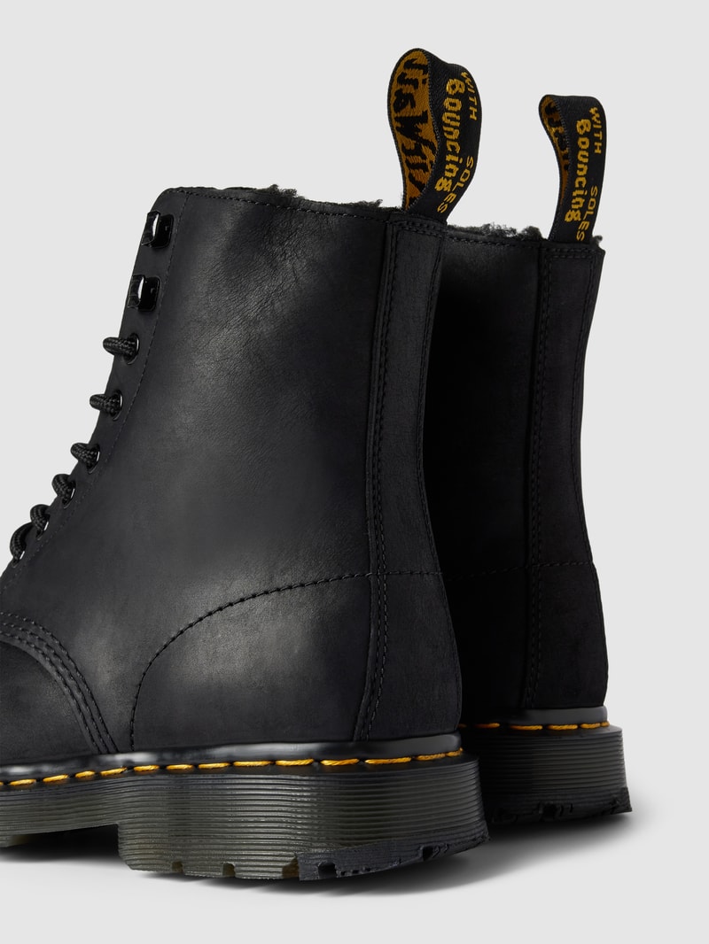 Schnürboots aus Leder mit Ziernaht Modell 'WinterGrip' in schwarz