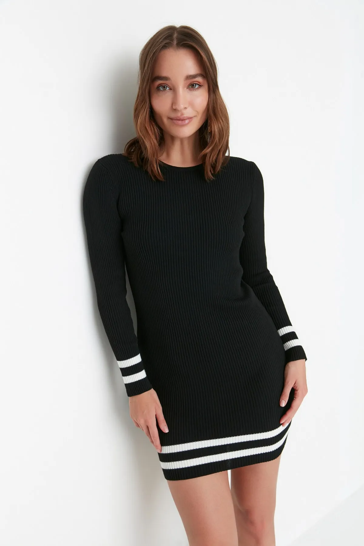 Trendyol Collection  Schwarzes Mini-Strickkleid mit gestreiftem Saum TWOAW20EL1274