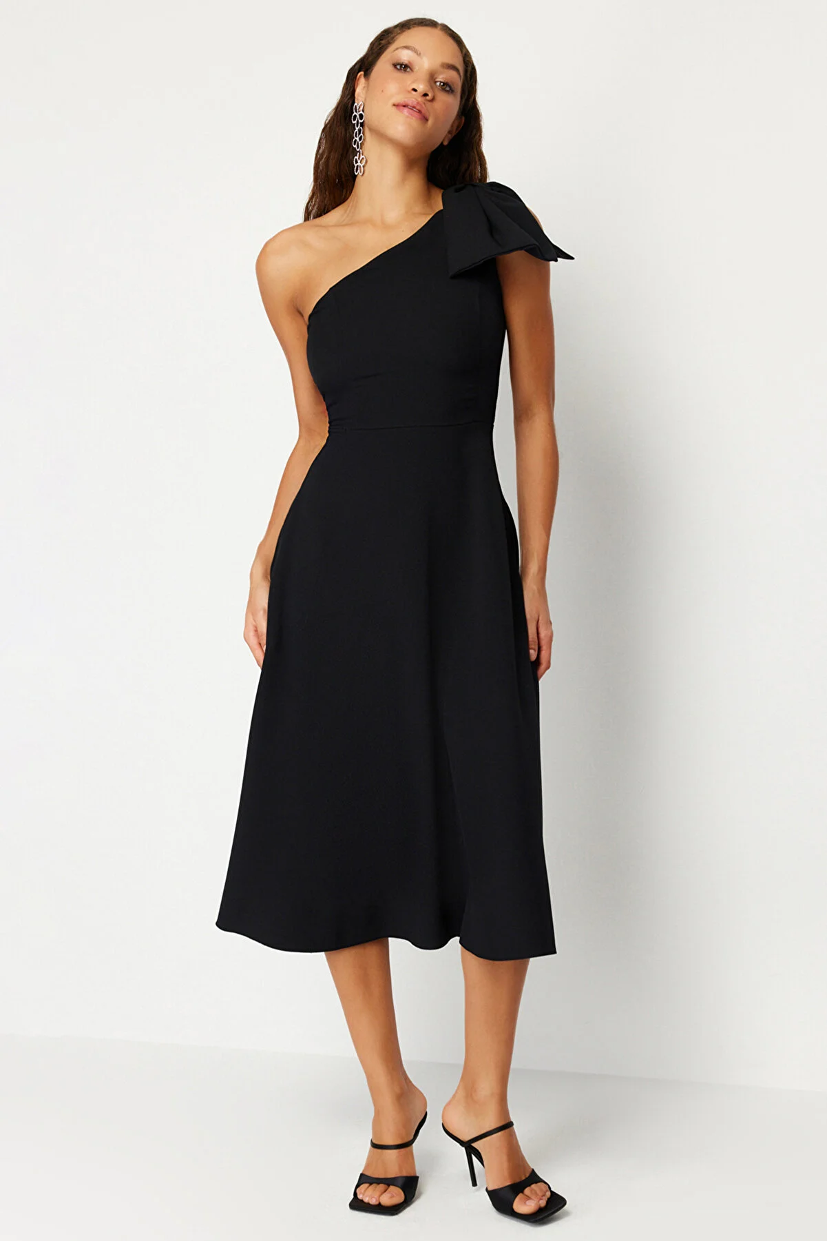 Trendyol Collection  Elegantes Abendkleid mit schwarzer Schleife TPRSS24EL00105