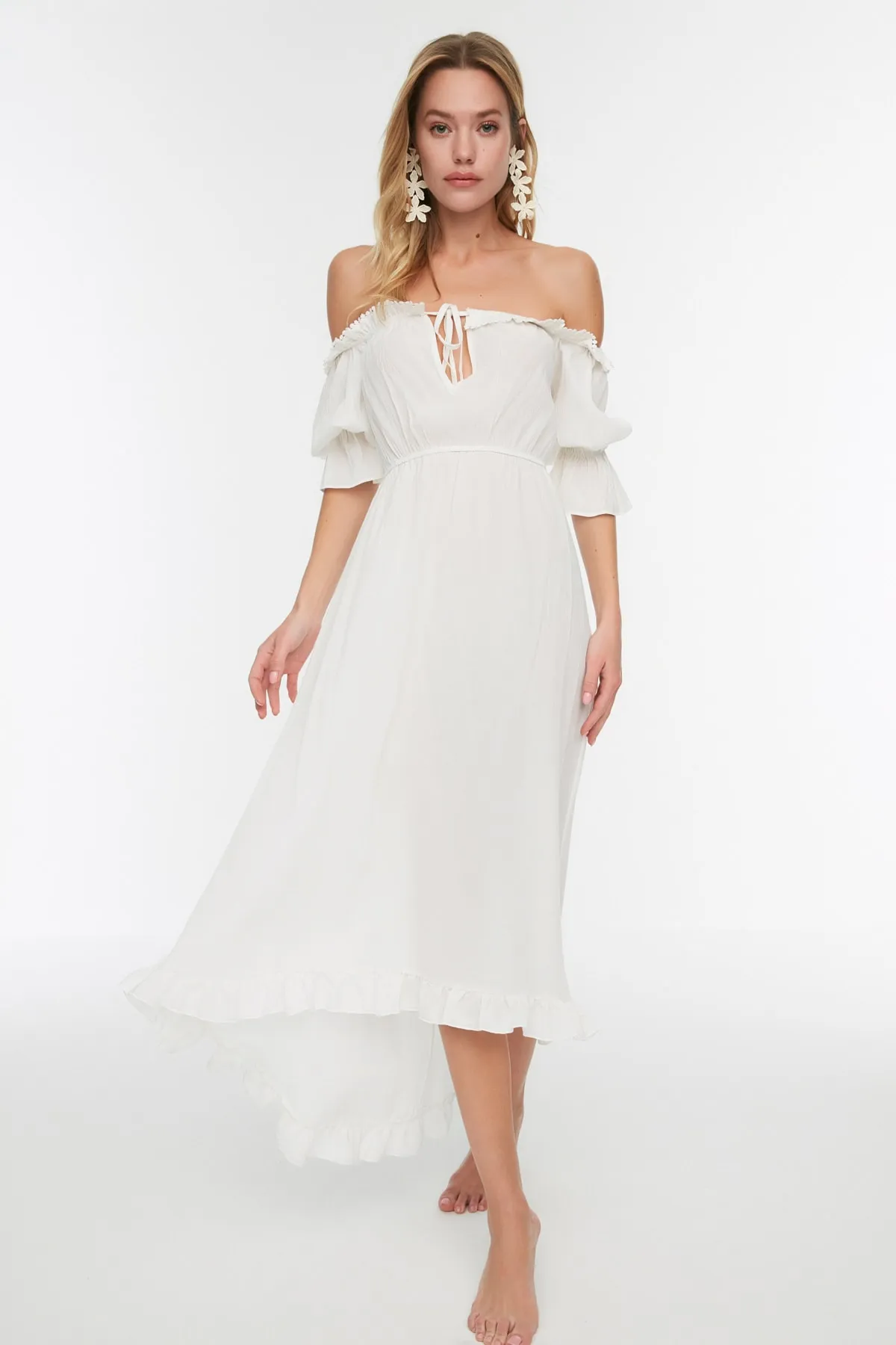 Trendyol Collection  Ecrufarbenes Strandkleid mit Carmenkragen TBESS19BB0101