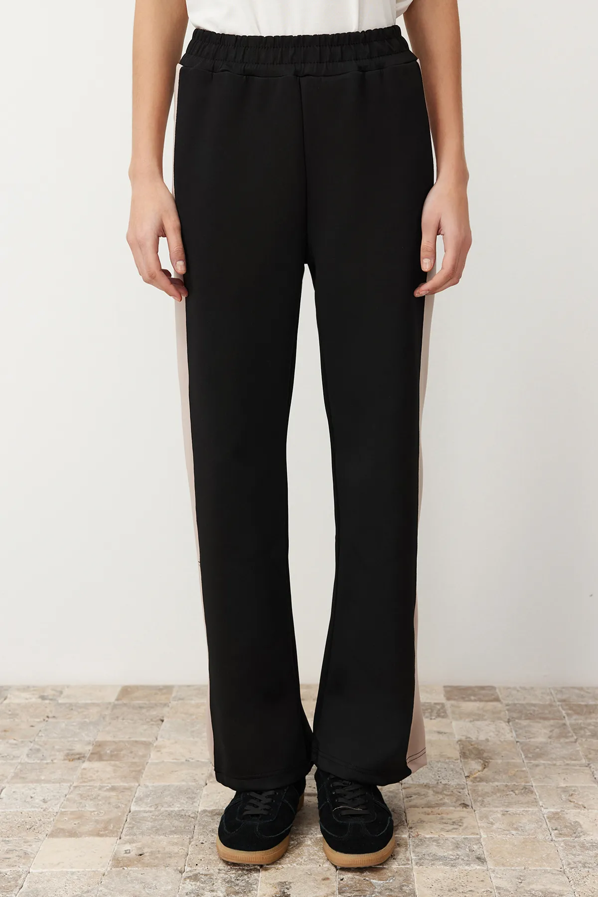Trendyol Modest  Set aus Unterteil und Oberteil aus Scuba-Strick mit schwarzer Paspelierung TCTAW24US00071