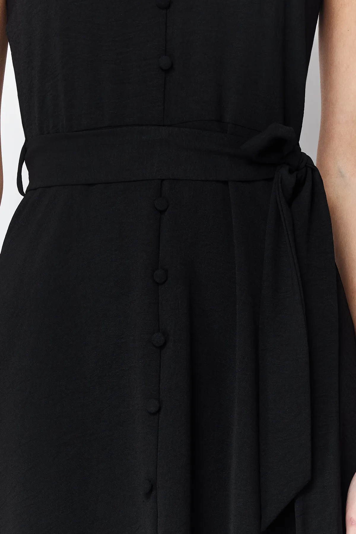 Trendyol Collection  Schwarzes, gewebtes Maxikleid in A-Linie/Glockenform mit Volant und Gürtel TWOSS23EL02271