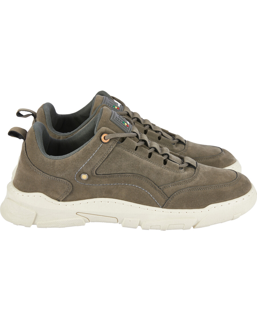 Sneaker mit Schnürung