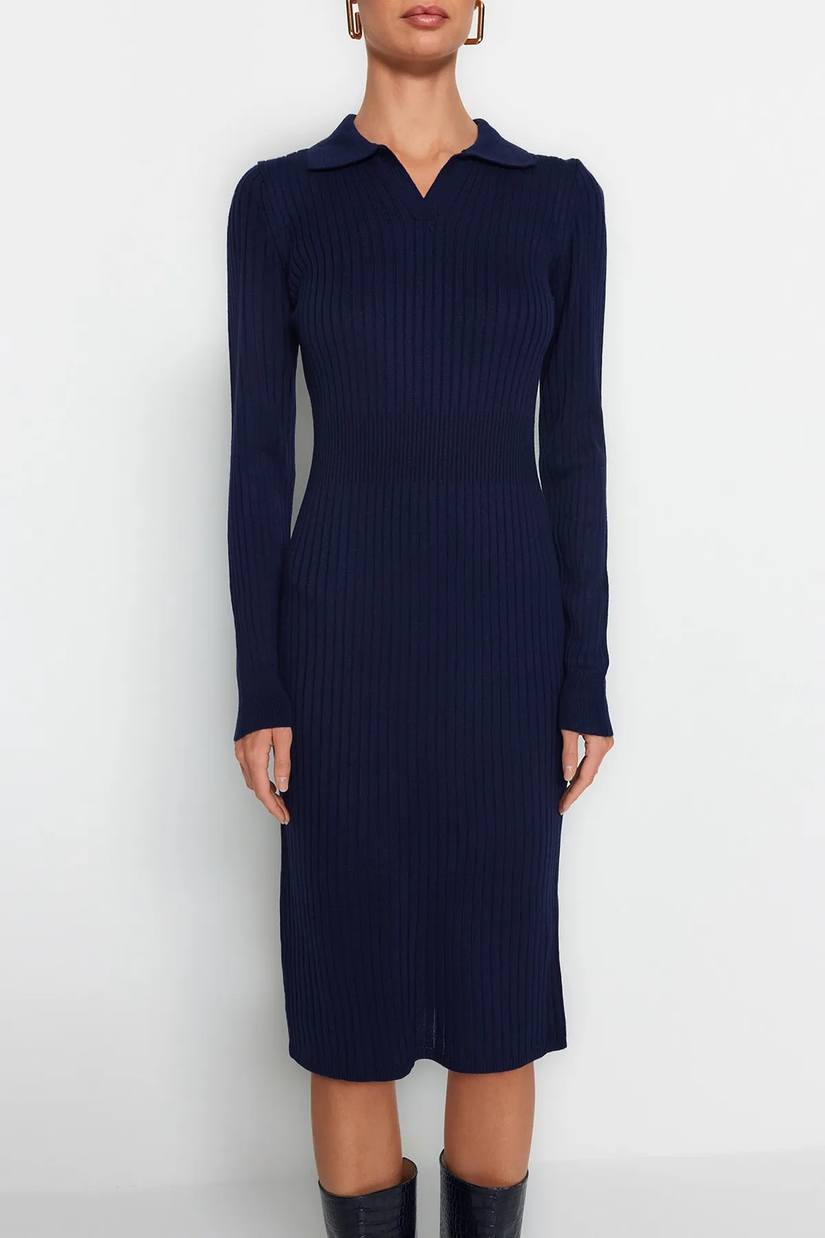 Trendyol Collection  Marineblaues Midi-Strickkleid mit Rollkragen TWOAW22EL1376