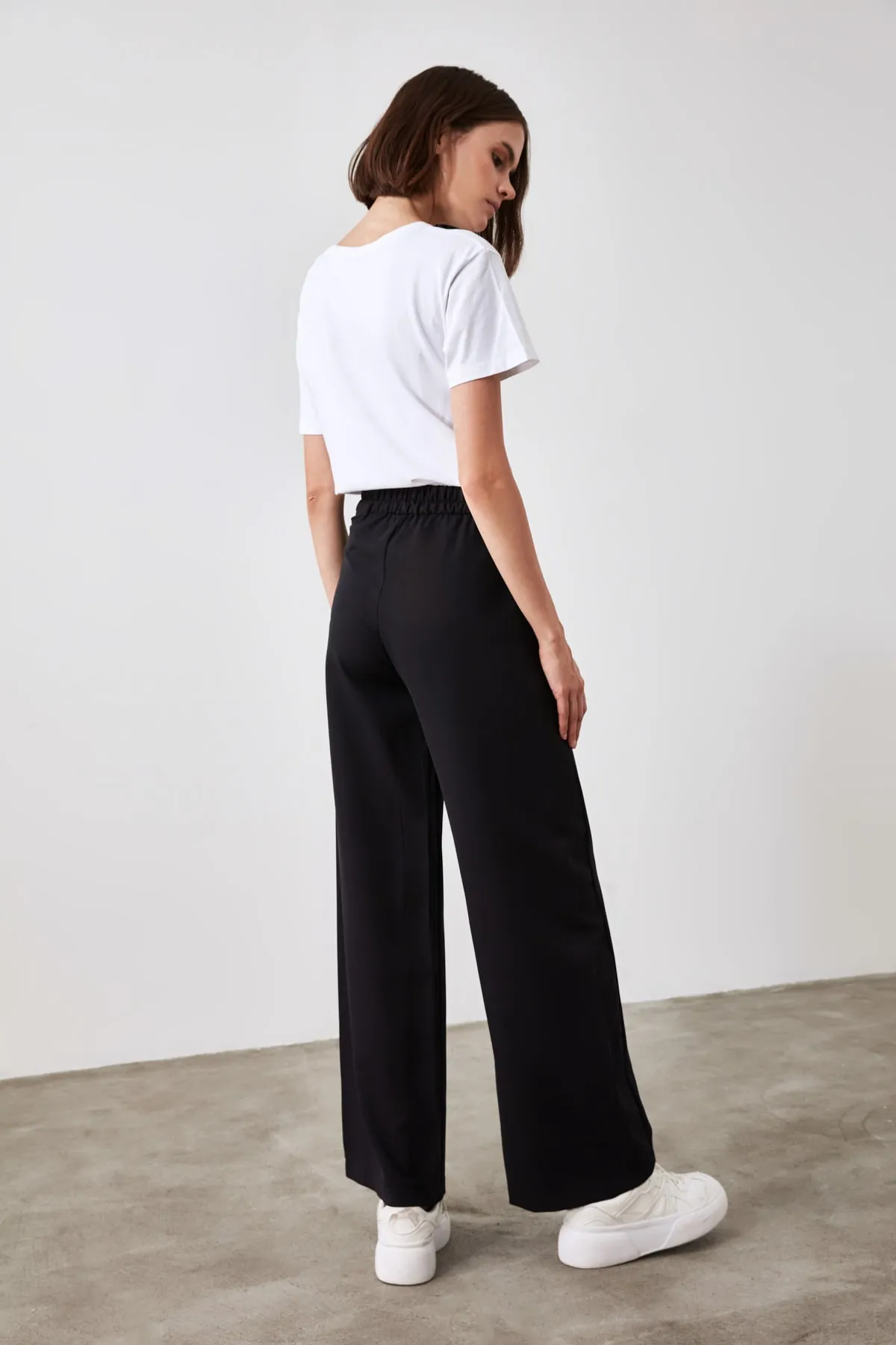 Trendyol Collection  Schwarze Webhose mit weitem Bein und seitlichen Knöpfen TWOSS20PL0398