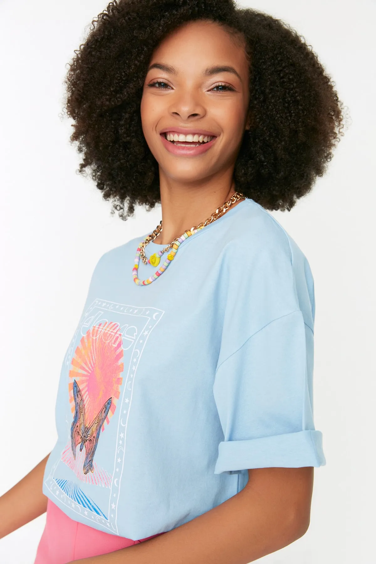 Trendyol Collection  Hellblaues, bedrucktes, lockeres/weites, entspanntes Strick-T-Shirt mit Rundhalsausschnitt aus 100 % Baumwolle TWOSS22TS1145