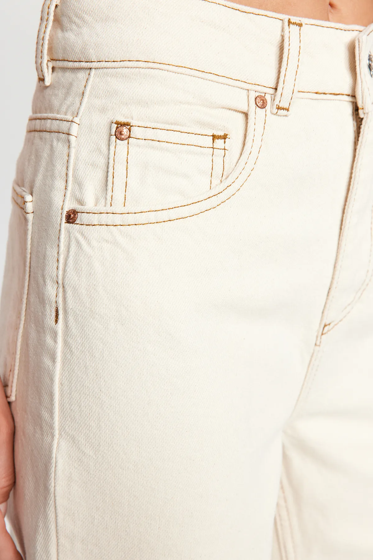 Trendyol Collection  Ecrufarbene Jeans mit hoher Taille und weitem Bein TWOAW24JE00274