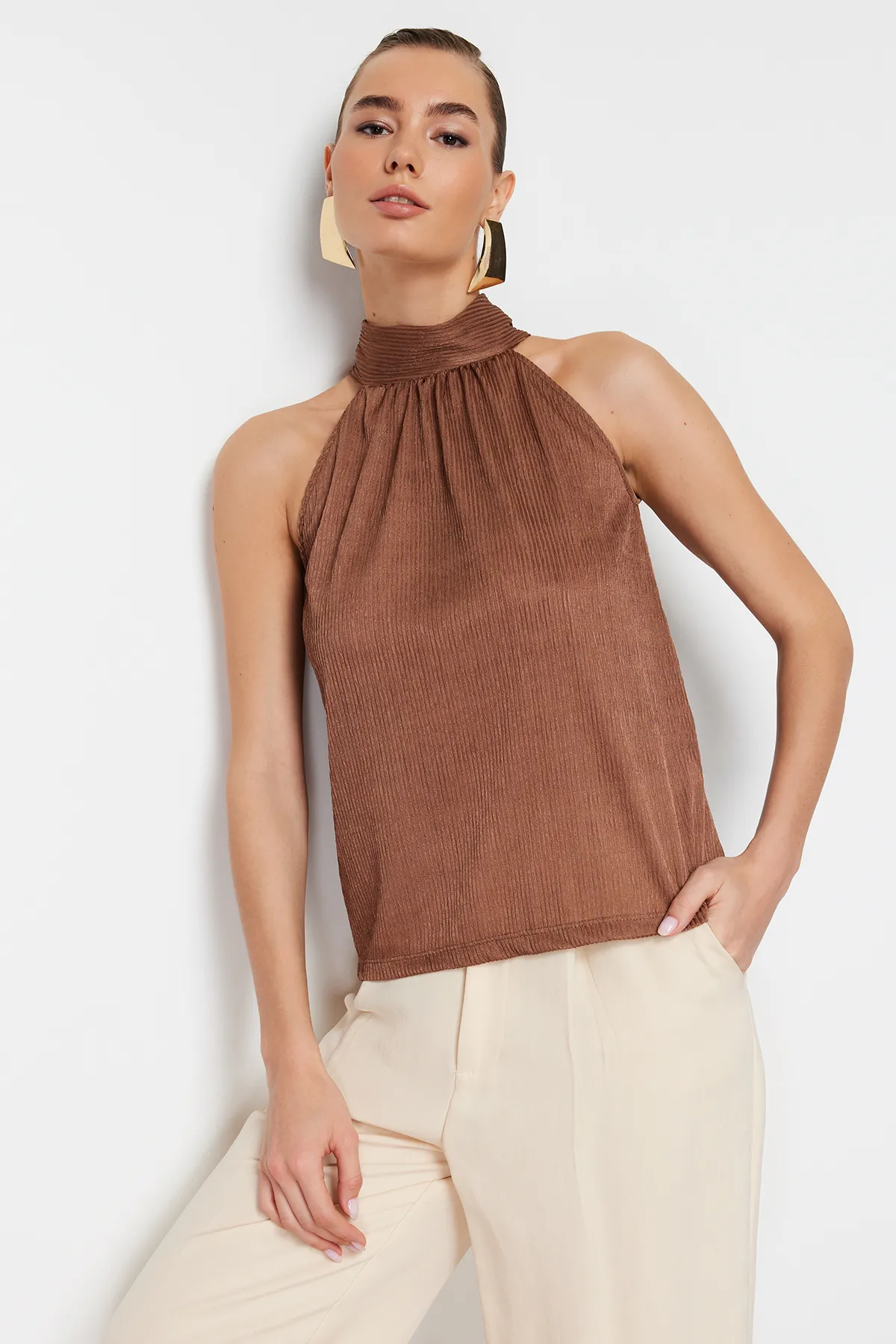 Trendyol Collection  Braune, hochgeschlossene, plissierte Strickbluse mit normaler Passform TWOSS23BZ00952