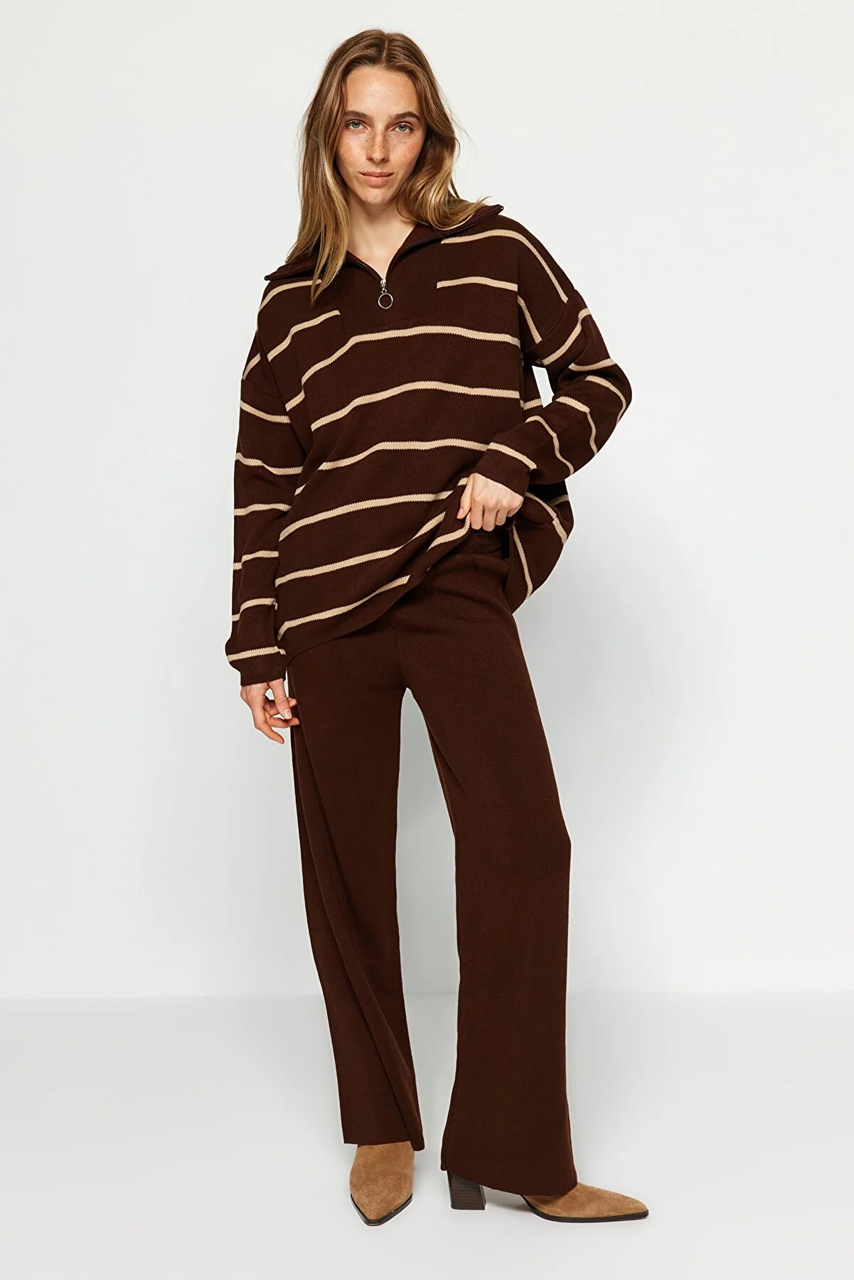 Trendyol Collection  Braunes Strickoberteil und -unterteil im weiten Schnitt TWOAW24AU00025