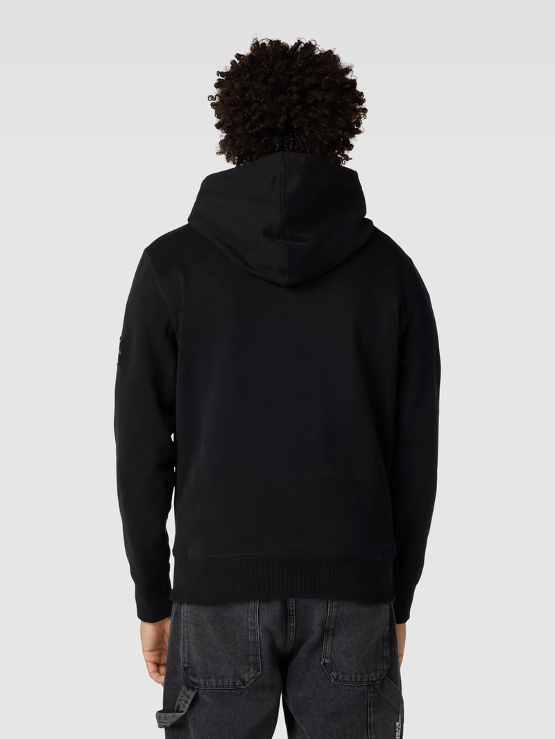 Hoodie mit Label-Patch in schwarz