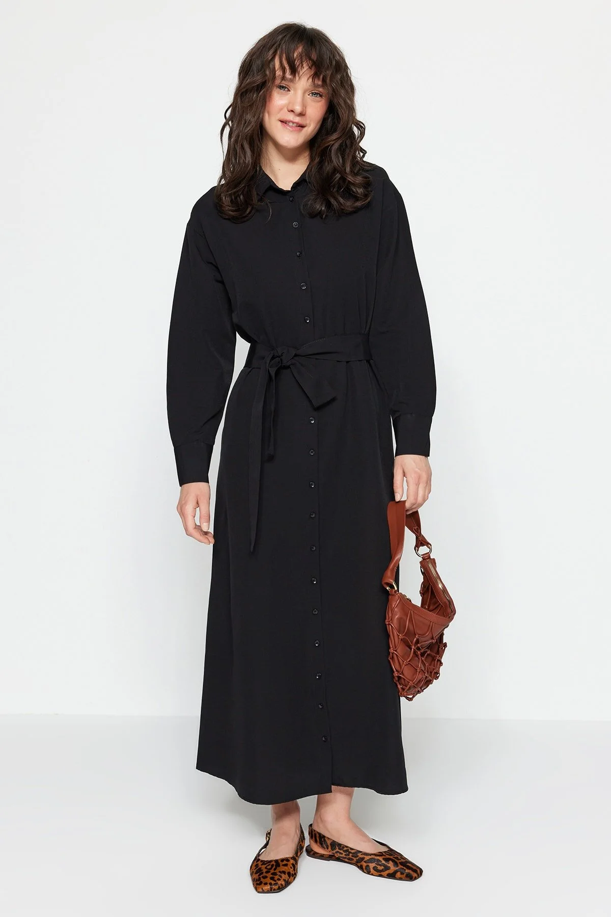 Trendyol Modest  Schwarzes Hemdblusenkleid aus gewebter Baumwolle mit Gürtel und Manschetten TCTSS23EB00072