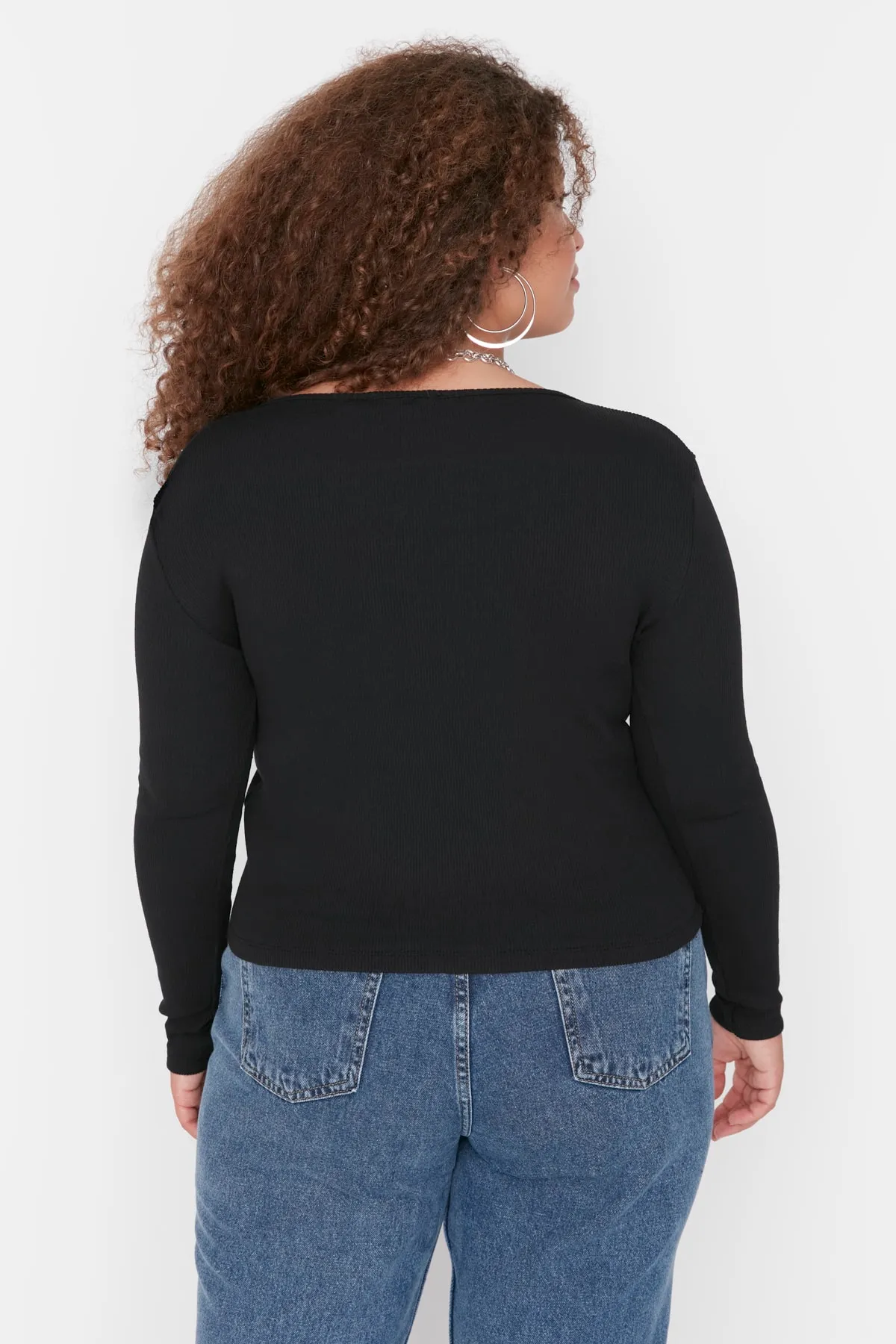 Trendyol Curve  Schwarze Strickbluse mit U-Ausschnitt und Druckknöpfen und detailliertem Schnitt TBBAW23AF00030