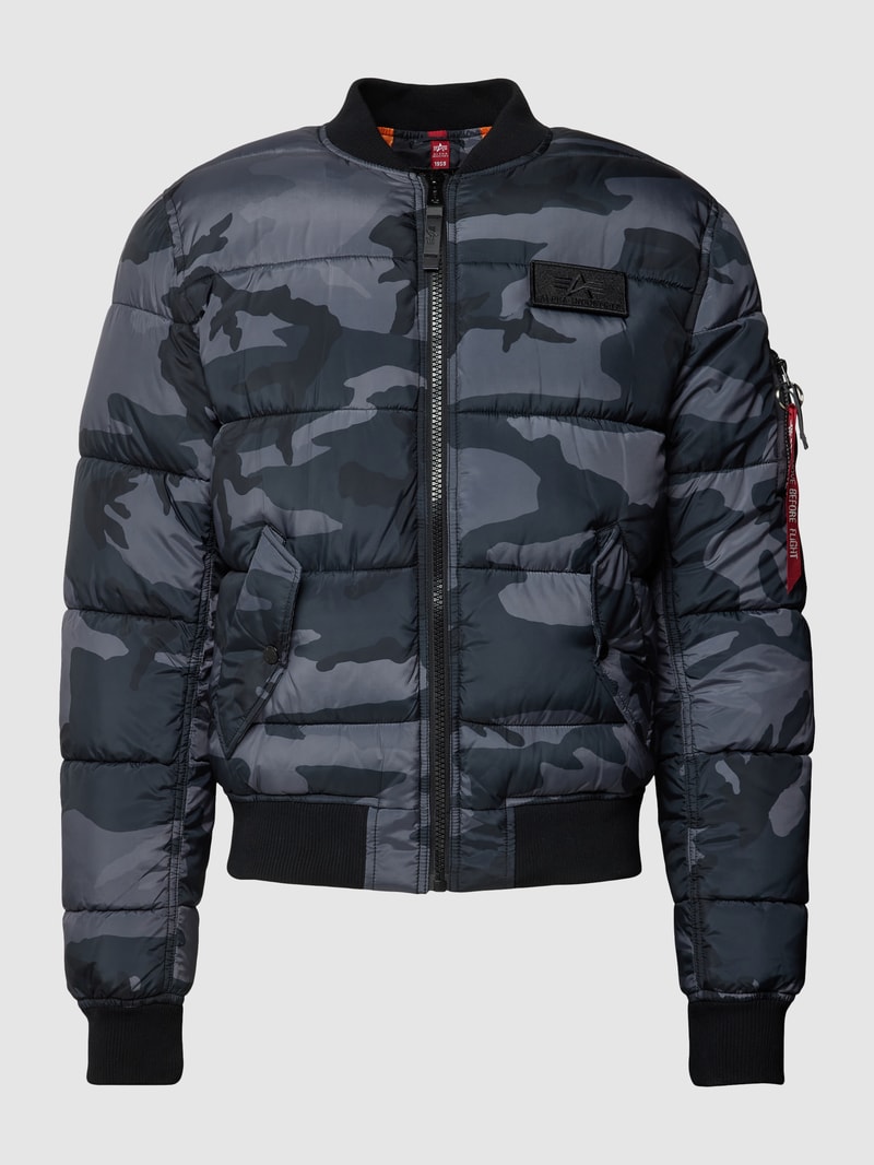 Steppjacke mit Camouflage-Muster in schwarz