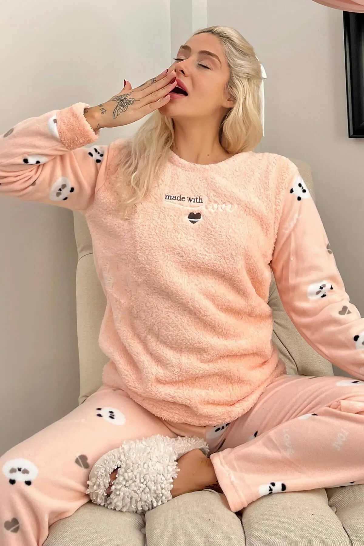 Pijamaevi  Lachs-Herz-Liebe-gemustertes Plüsch-Pyjama-Set für Damen