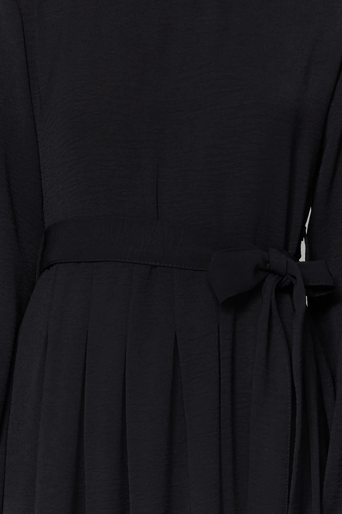 Trendyol Modest  Schwarzes, plissiertes Aerobin-Gewebekleid mit Gürtel TCTAW24EB00043